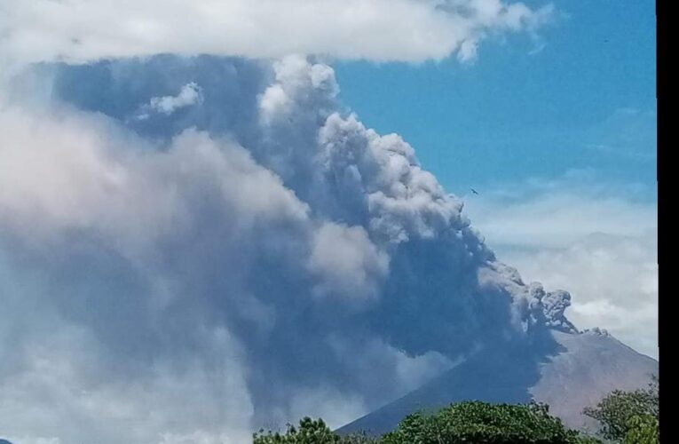 Erupciones y explosiones del volcán San Cristóbal en Chinandega, causa alarma.